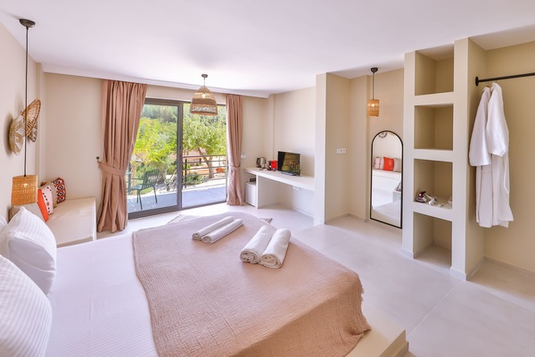 Premium bedding, free minibar, individually decorated