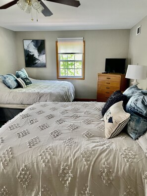 4 bedrooms, iron/ironing board, WiFi, bed sheets