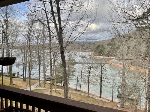 Lakefront Vacation Home, Covered Dock, Located in Big Creek