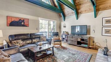 House, 3 Bedrooms | Living room | Smart TV