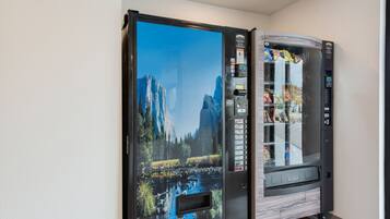 Un distributeur automatique doté d’un grand écran affichant un paysage de montagne.