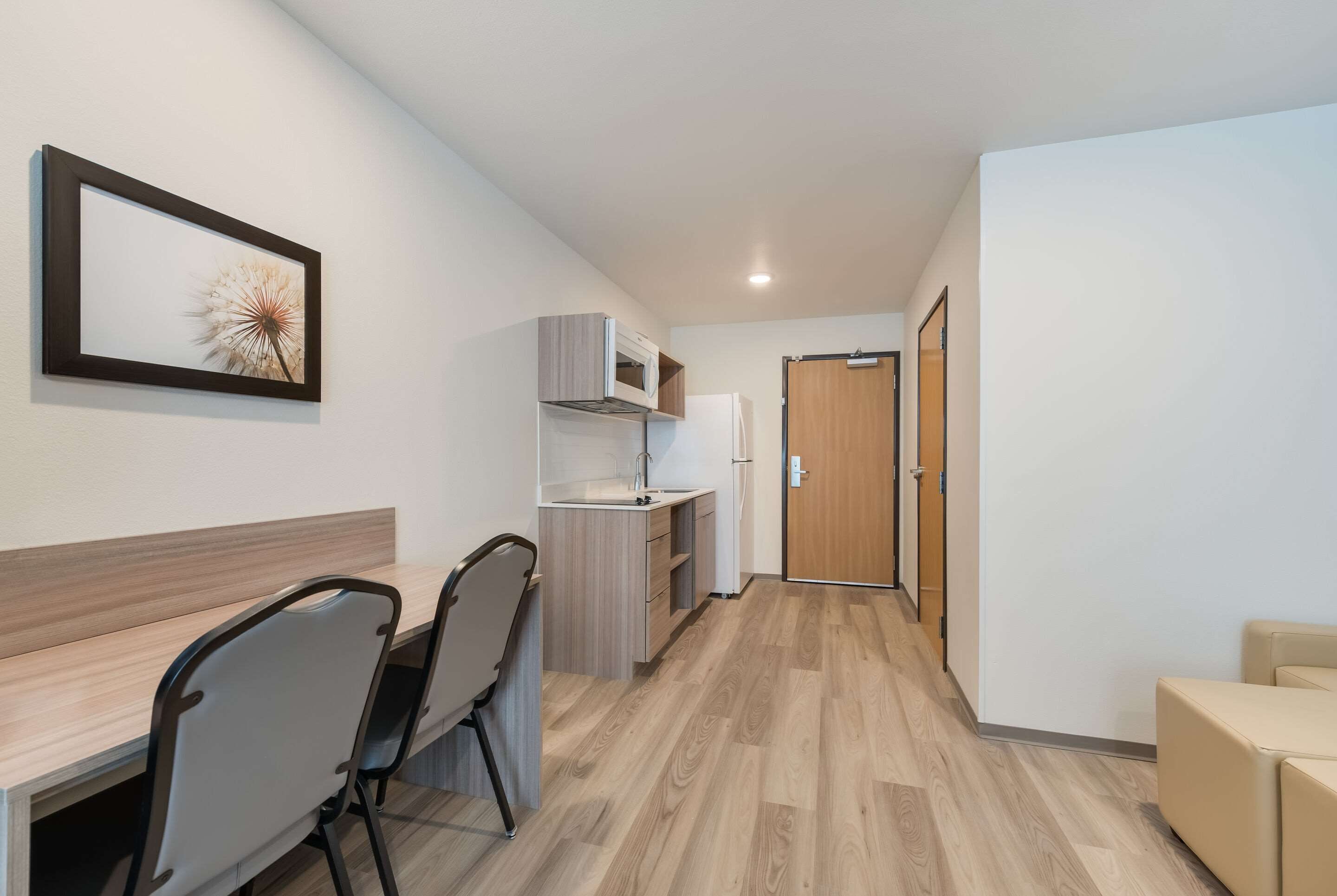 Muebles diferentes, cortinas blackout, wifi gratis y ropa de cama 