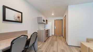 Muebles diferentes, cortinas blackout, wifi gratis y ropa de cama