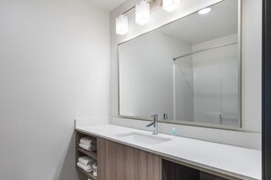 Combined shower/bathtub, towels