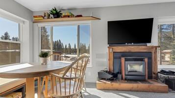 Condo, 2 Bedrooms | Dining
