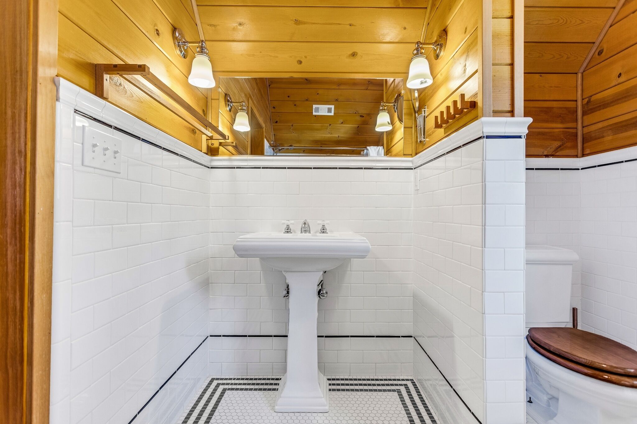 Custom Built Cabin, Sleeps 8! - Sky High #33 3 Bedroom Home by RedAwning