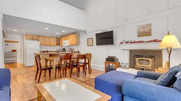 Condo, 2 Bedrooms | Living room