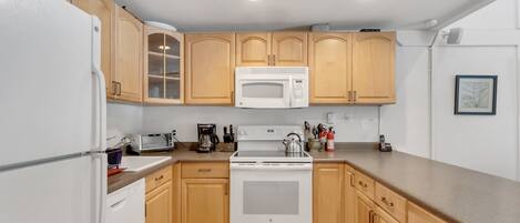 Apartamento, 2 habitaciones | Cocina privada | Frigorífico, horno, cafetera o tetera y tostadora