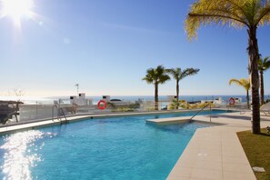 Een binnenzwembad, een buitenzwembad