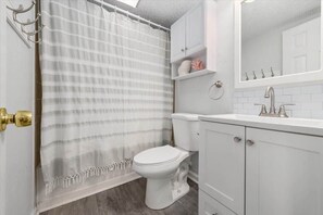 Bathtub, towels