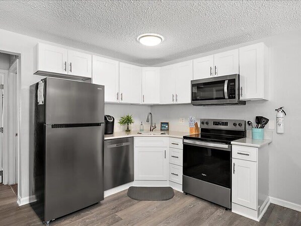 Réfrigérateur, four à micro-ondes, un four, surface de cuisson