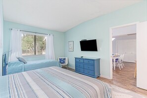 3 bedrooms, desk, iron/ironing board, travel cot - 14D Richmond Park-Remodeled- Full Amenity Access (Myrtle Beach)