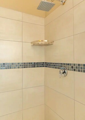 Combined shower/tub - WaterLilly 2 (Gaborone)