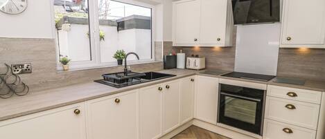 Réfrigérateur, lave-vaisselle, bouilloire électrique, grille-pain