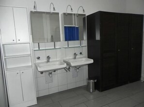 Bathtub, towels - large barrier-free holiday flat on a farm (Eschenz)