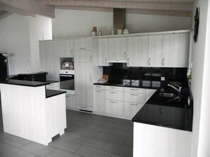 Fridge, stovetop, dishwasher