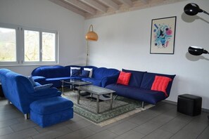 Télévision, lecteur de DVD, table de tennis de table, chaîne hi-fi