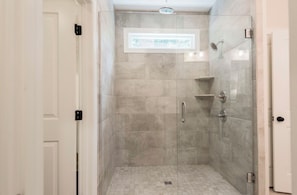Combined shower/tub, hair dryer, towels, soap - The 19th Hole: Sleeps 10. Pool Table, Fire Pit (Pinehurst)