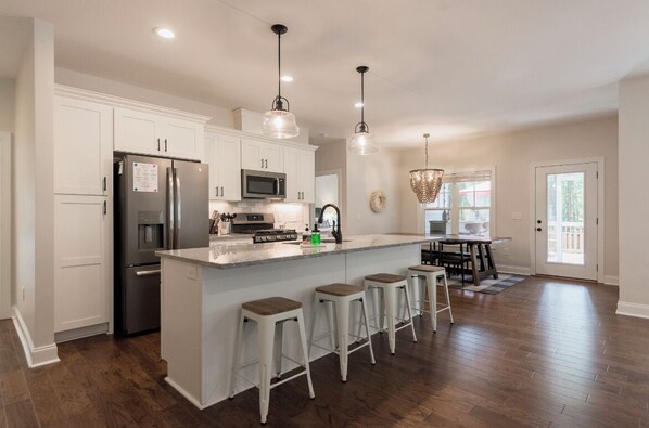 Fridge, microwave, oven, stovetop - The 19th Hole: Sleeps 10. Pool Table, Fire Pit (Pinehurst)