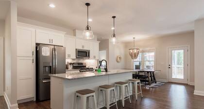 The 19th Hole: Sleeps 10. Pool Table, Fire Pit