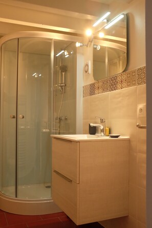Dusche, Handtücher, Seife, Toilettenpapier