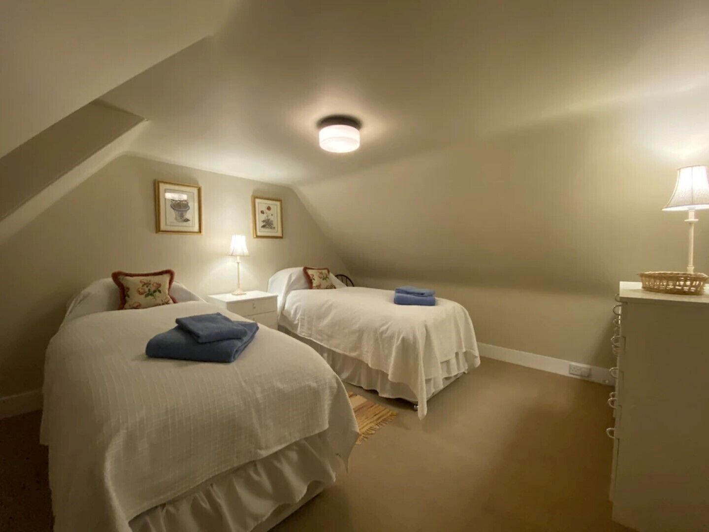 2 bedrooms, travel cot, free WiFi, bed sheets