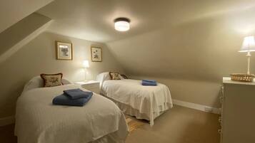 2 bedrooms, travel cot, free WiFi, bed sheets