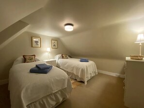 2 bedrooms, travel crib, free WiFi, bed sheets - Antlers Cottage (Ballater,)