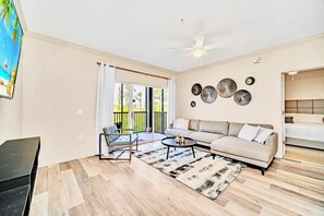 TV, ping pong - Family-Friendly Condo with Pool & Sauna (Winter Garden)