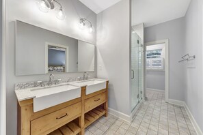 Combined shower/tub, hair dryer, towels