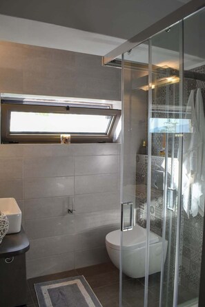 Shower, towels - Eleni's Coastal Retreat with Ocean View Gemstone (Kalamata)