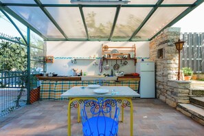 Kühlschrank, Ofen, Herdplatte, Kochgeschirr/Geschirr/Besteck