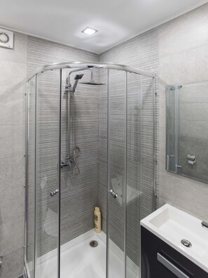 Dusche, Haartrockner, Handtücher, Seife