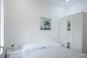 4 室のベッドルーム、デスク、旅行用ベビーベッド、WiFi (無料)