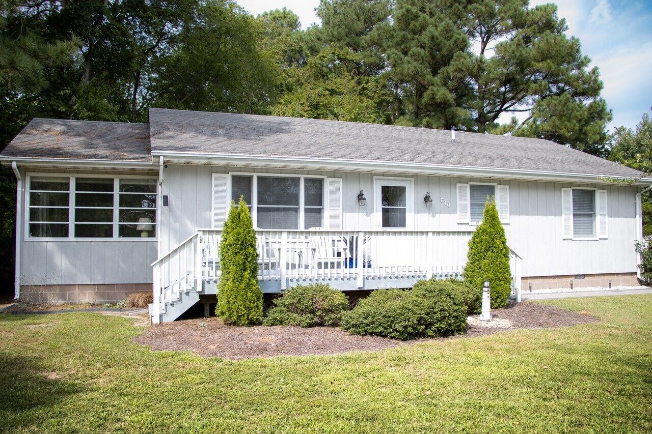 Community amenities. Close to beach. 610BW