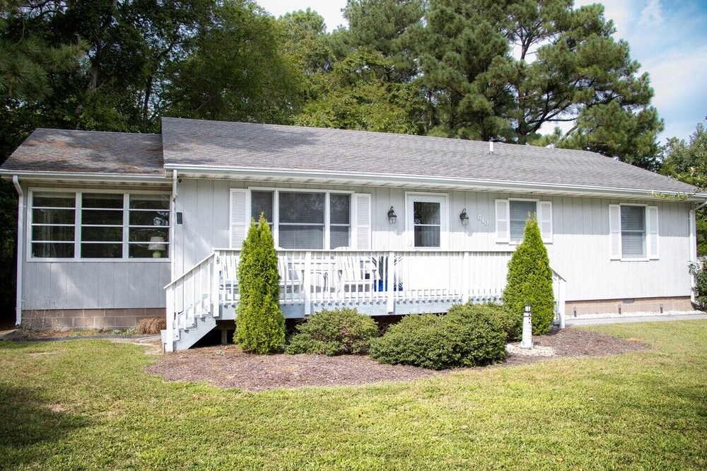 Community amenities. Close to beach. 610BW