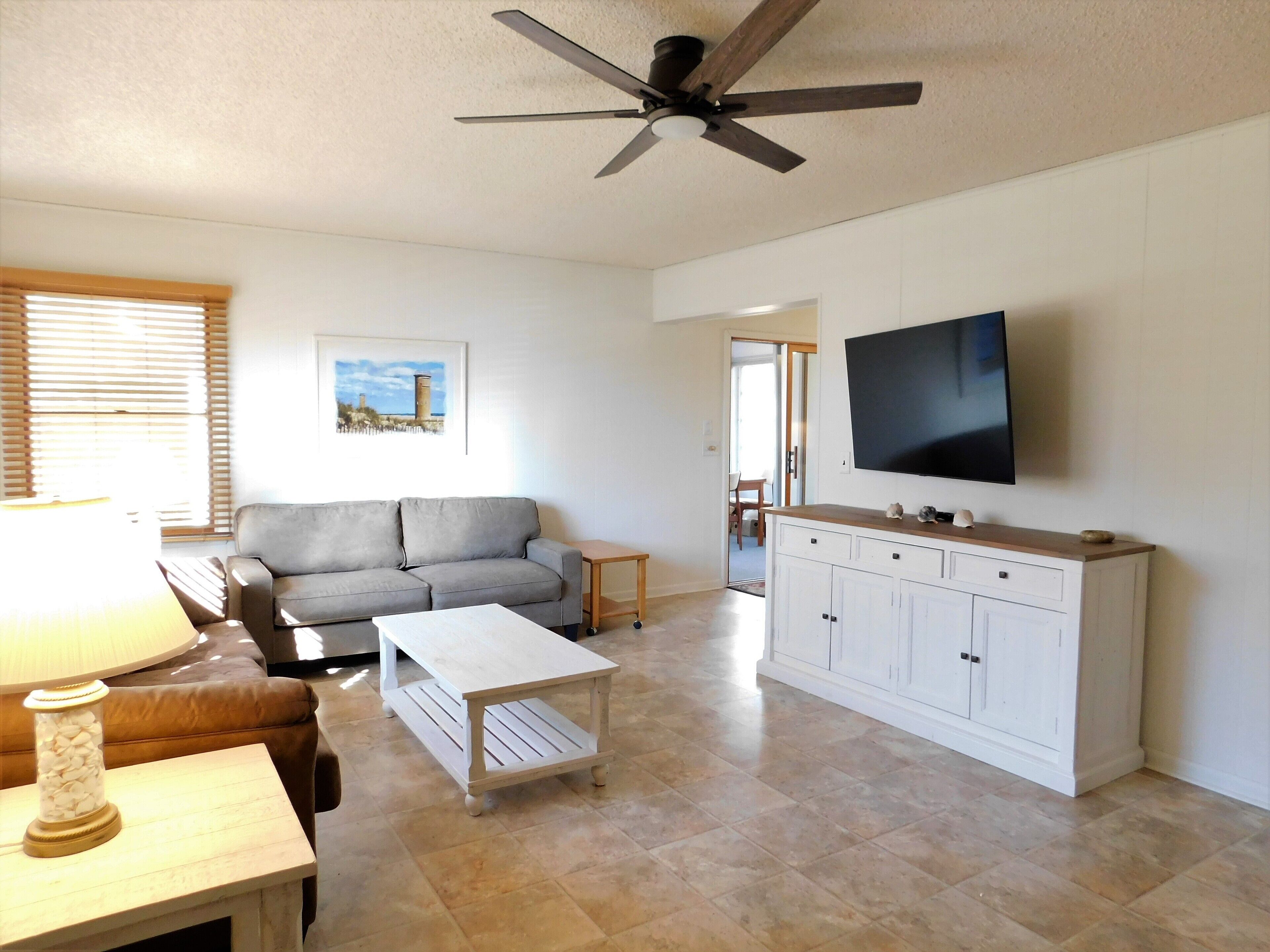 Community amenities. Close to beach. 610BW