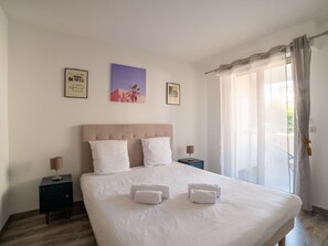 2 quartos, ferros/tábuas de passar roupa, roupa de cama
