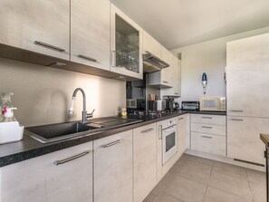 Fridge, microwave, oven, dishwasher - Bright Apt With Balcony And Sea View (Antibes)