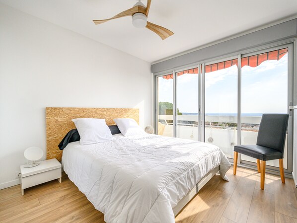 2 bedrooms, WiFi, bed sheets - Bright Apt With Balcony And Sea View (Antibes)