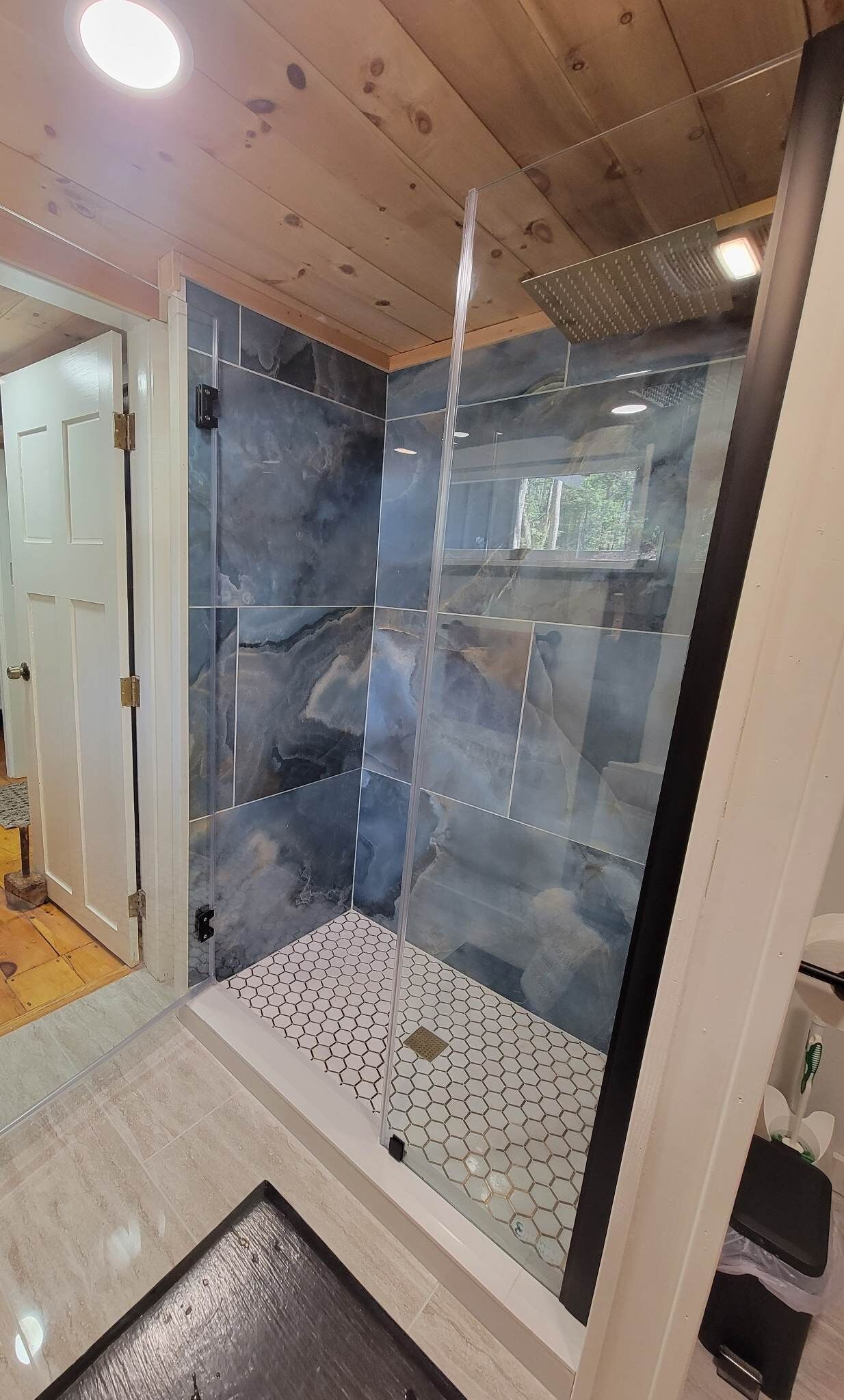 Waterfront Chalet North Pond - Privacy _ MODERN - DOCK and kayaks