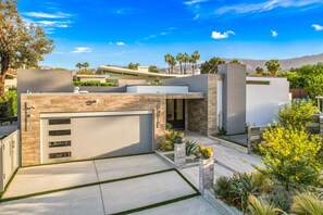 Exterior - You Deserve a 28 Day or Longer Stay This  BEAUTIFUL 3 Bedroom Luxury Home Awaits (Palm Desert)