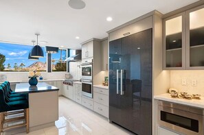 Fridge, microwave, oven, stovetop - You Deserve a 28 Day or Longer Stay This  BEAUTIFUL 3 Bedroom Luxury Home Awaits (Palm Desert)
