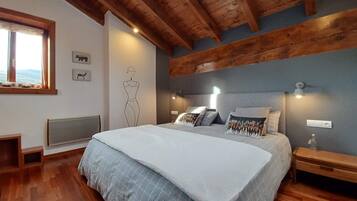 5 bedrooms, desk, iron/ironing board, travel crib