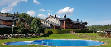 Una piscina al aire libre