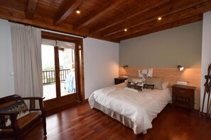 5 bedrooms, desk, iron/ironing board, travel crib