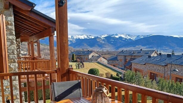 A wooden deck with a table and chairs, overlooking a mountainous landscape. - Infinity mountain view (Angoustrine-Villeneuve-des-Escaldes)