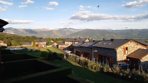 A stone building complex with a swimming pool, surrounded by mountains and greenery. - Infinity mountain view (Angoustrine-Villeneuve-des-Escaldes)