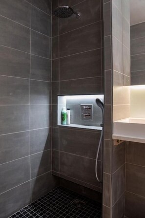 Familien-Suite | Badezimmer | Dusche, Haartrockner, Handtücher, Seife