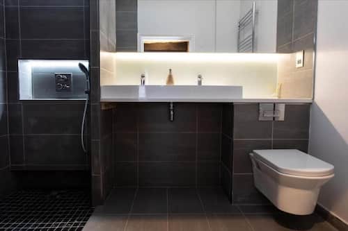 Family Suite | Bathroom